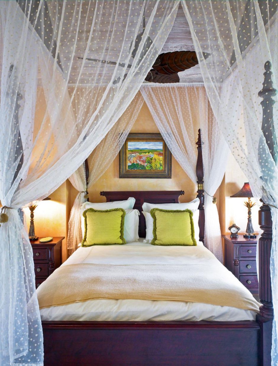 Кровать с балдахином в колониальном стиле