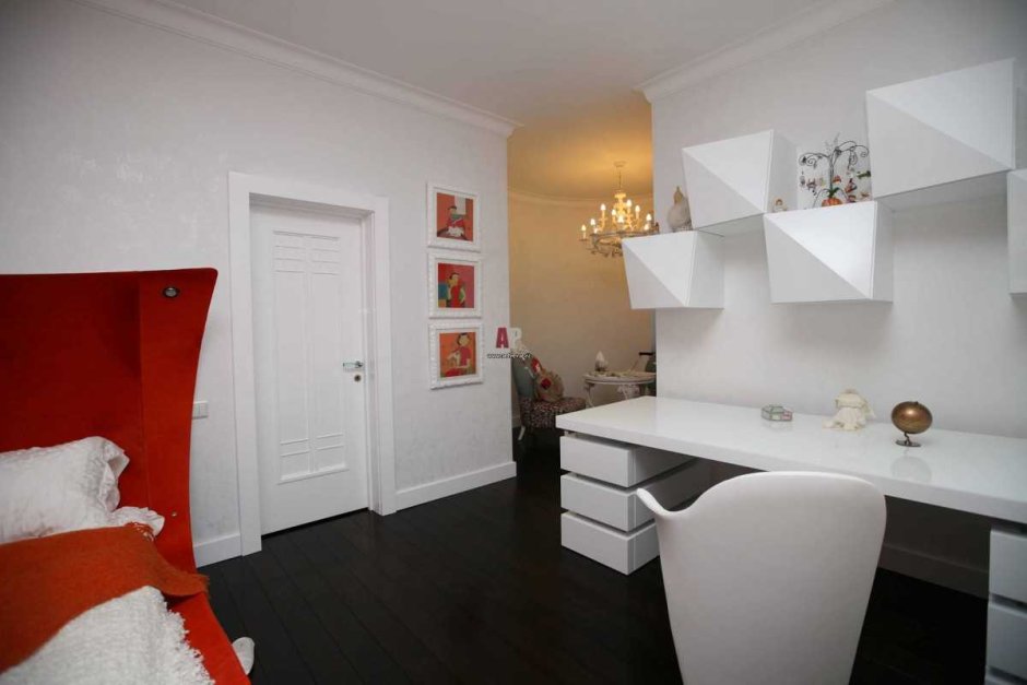 Детская комната с белой мебелью