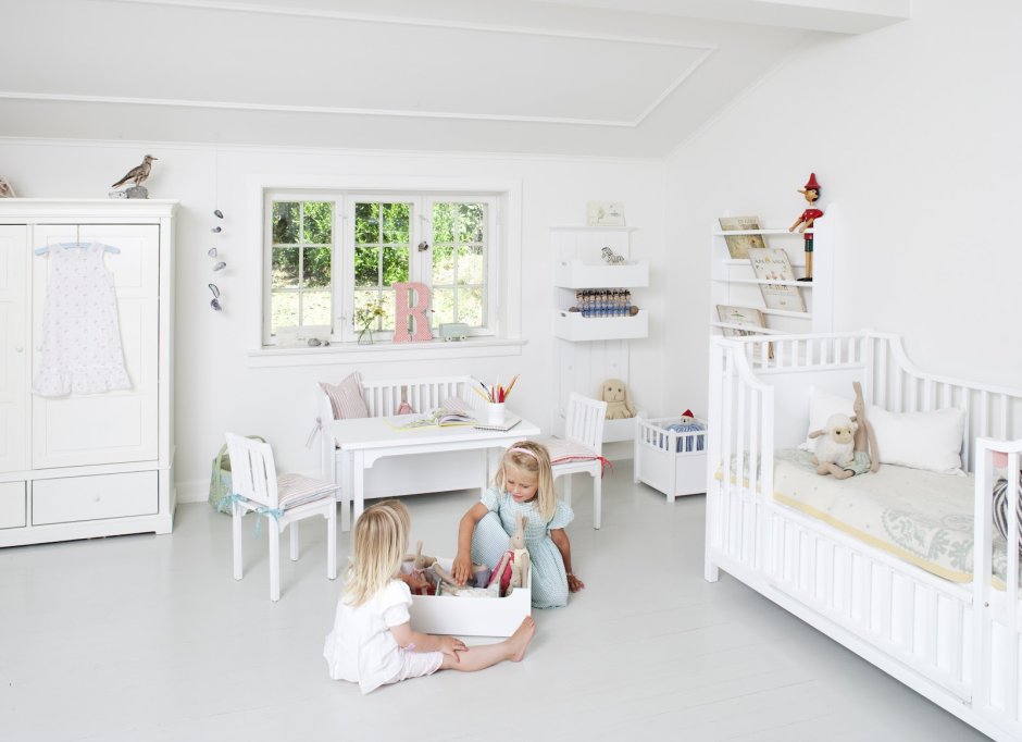 Квадратная детская комната для девочки