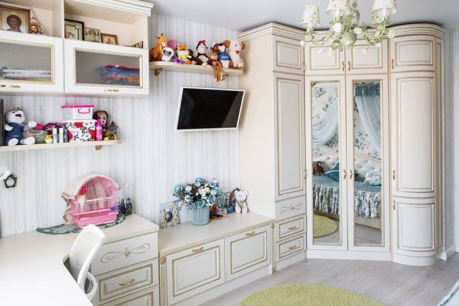 Фон стол в детской в белом цвете