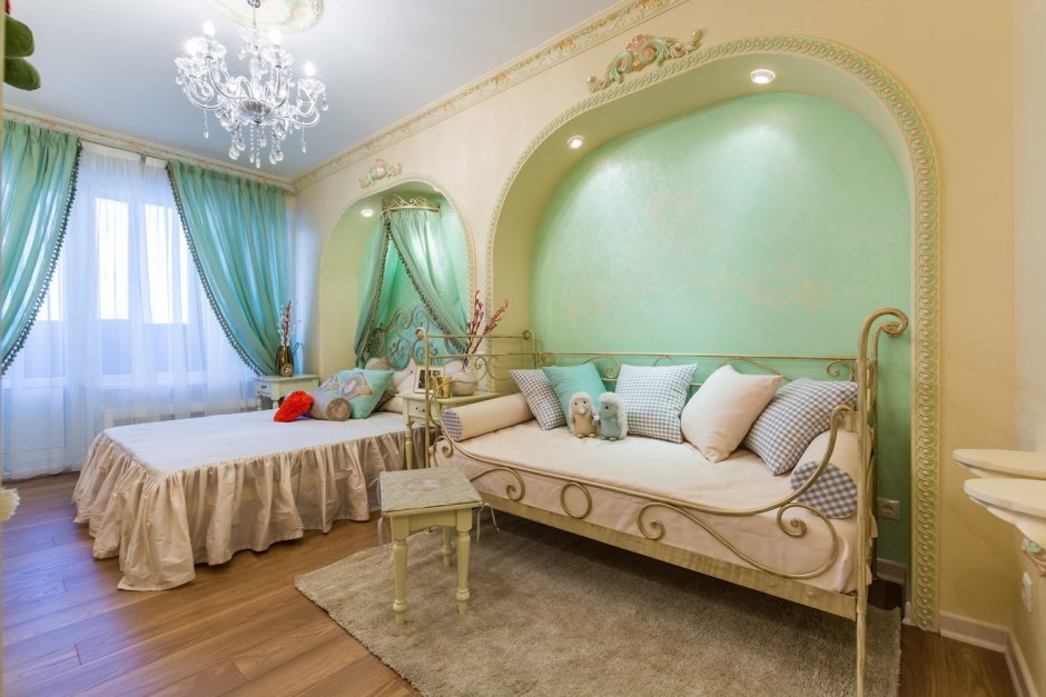 Интерьер спальни с аркой