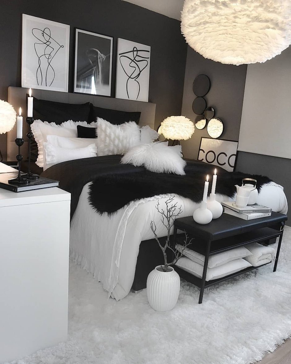 Темная спальня с белой мебелью