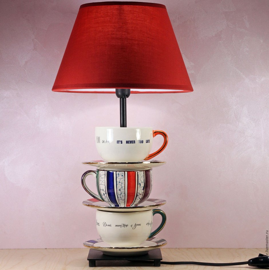 Люстра с чашками и блюдцами