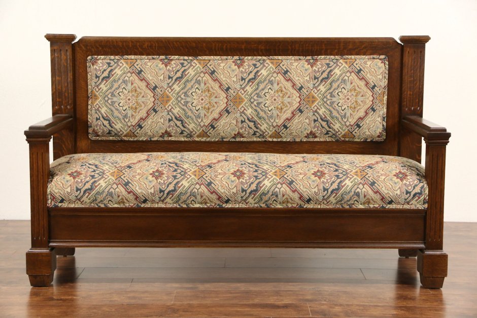 Старинный деревянный диван