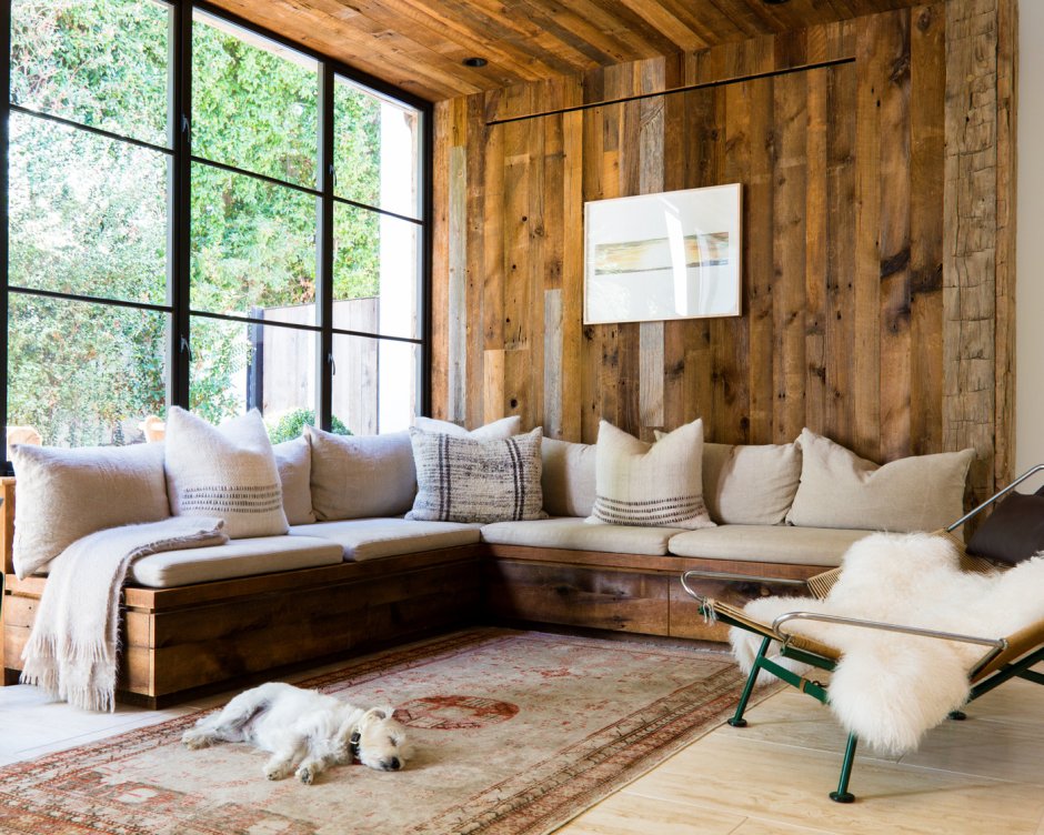 Угловой диван в деревянном доме