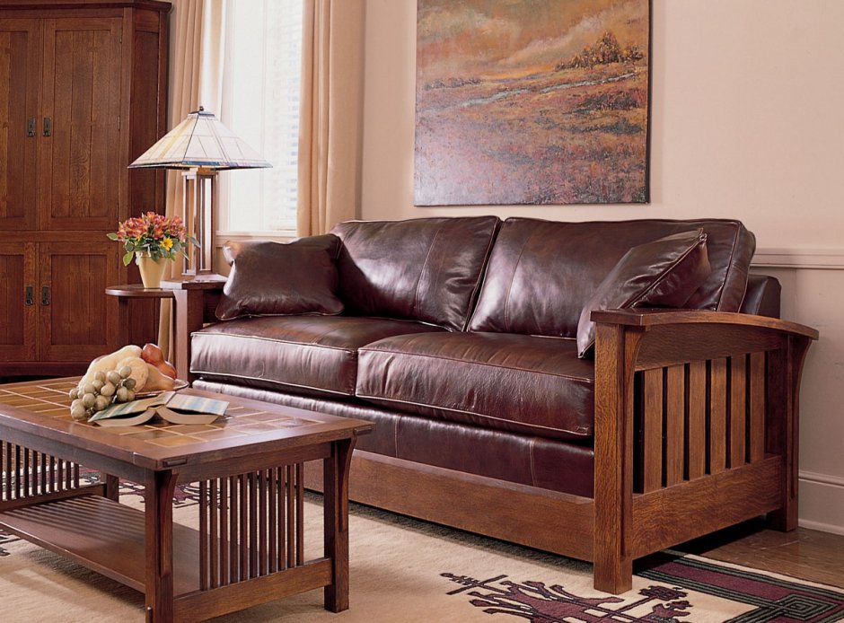 Кожаный диван с деревянными подлокотниками