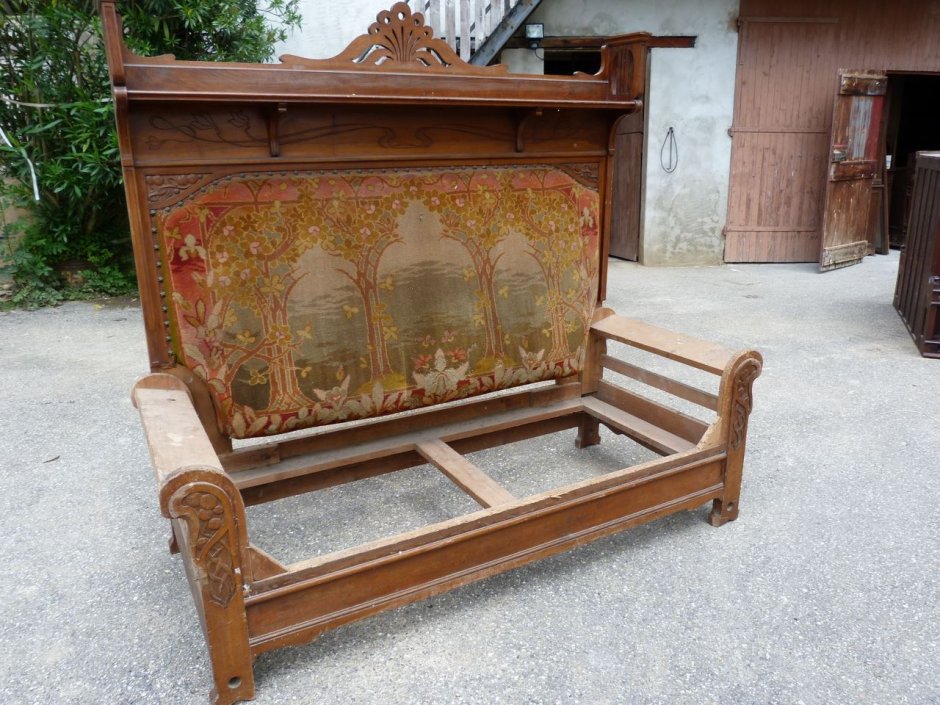 Старинный диван