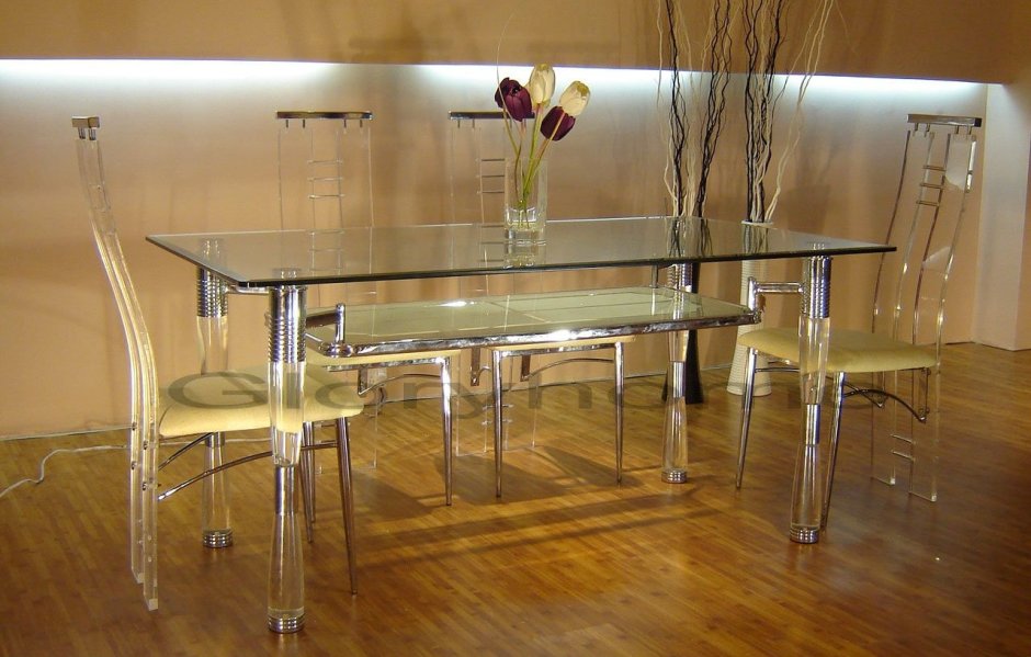 Прозрачный стол на кухню