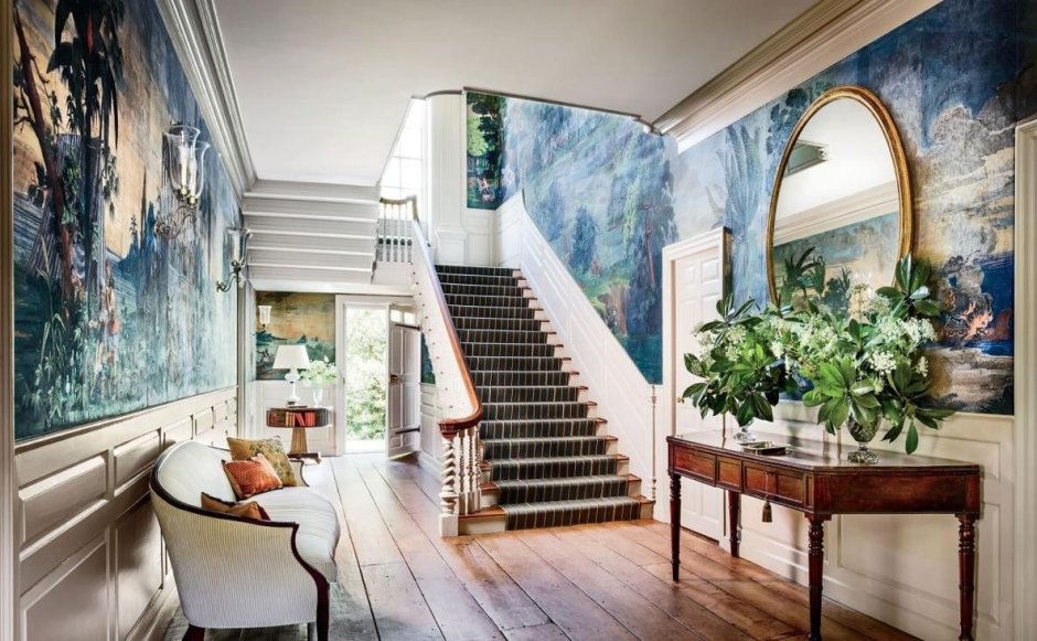 Фреска на лестнице в интерьере