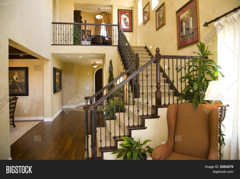 Отделка холла с лестницей