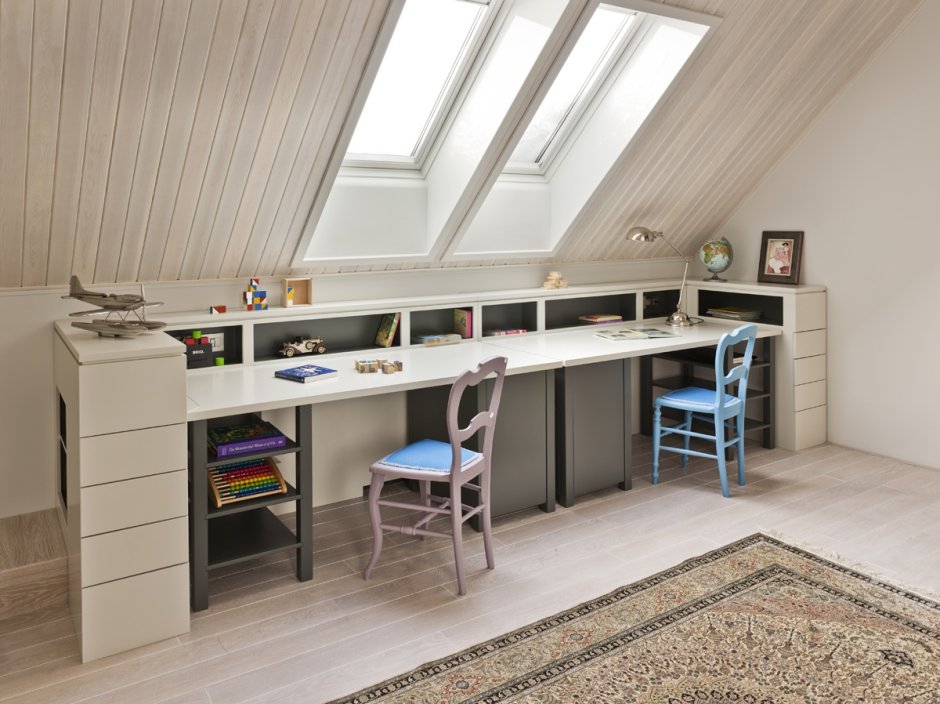 Письменный стол в мансарде