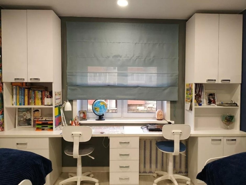 Комната 8м2 для мальчика письменный стол у окна икея