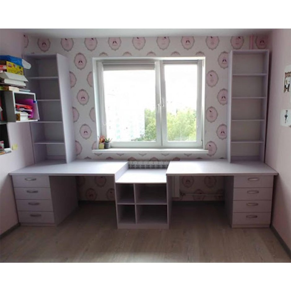 Письменный стол у окна