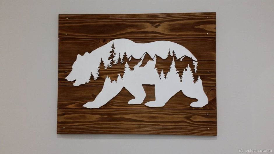 Медведь на стене