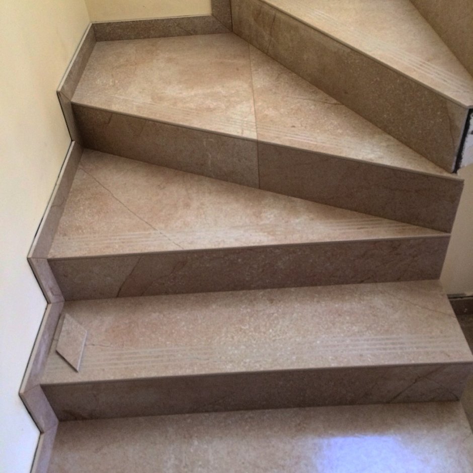 Отделка лестницы деревом