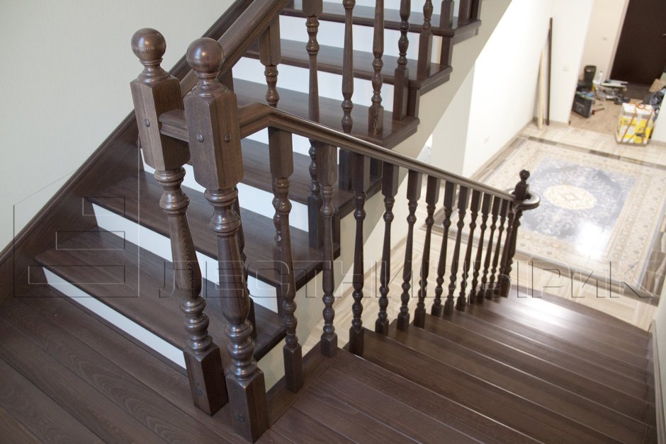 Человек поднимается по лестнице