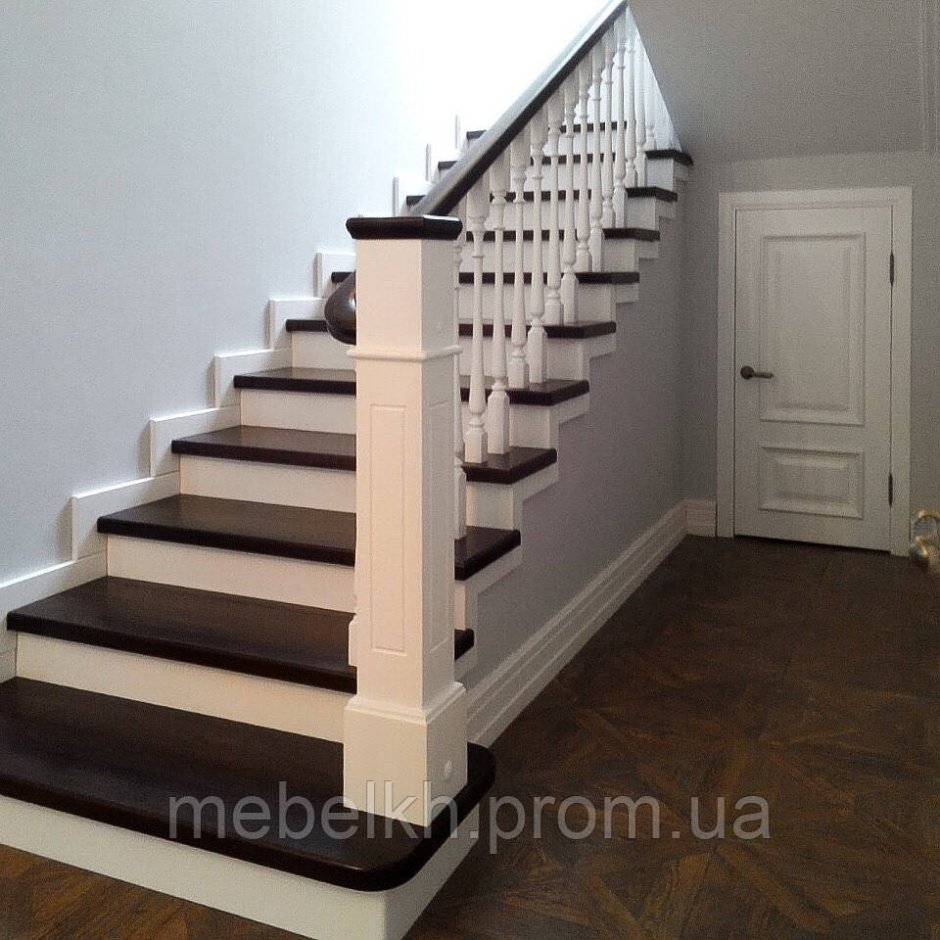 Верхняя ступень деревянной лестницы