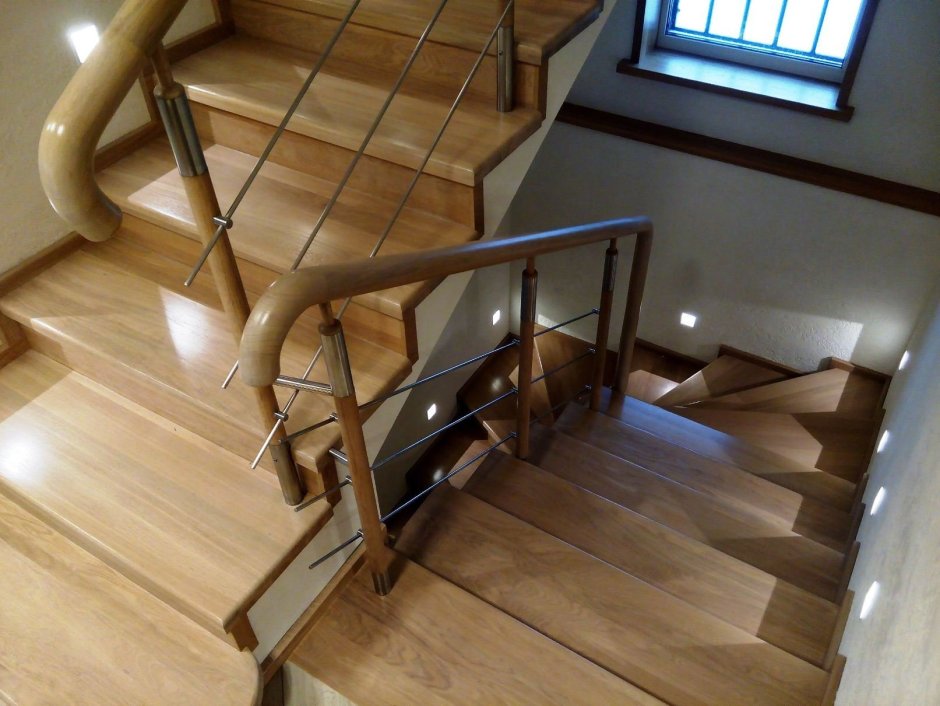 Крашеные деревянные лестницы