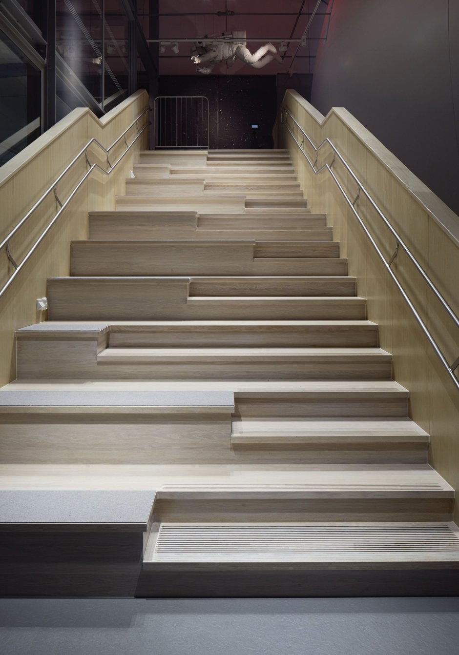 Лестница в два цвета деревянная