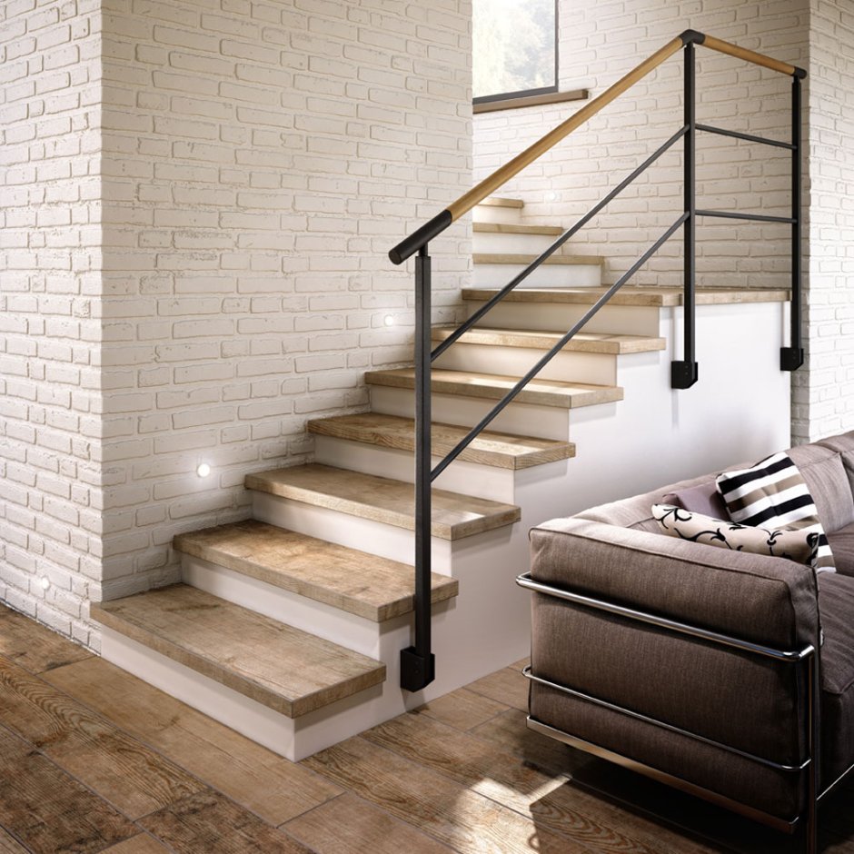 Пригласительная ступень деревянной лестницы