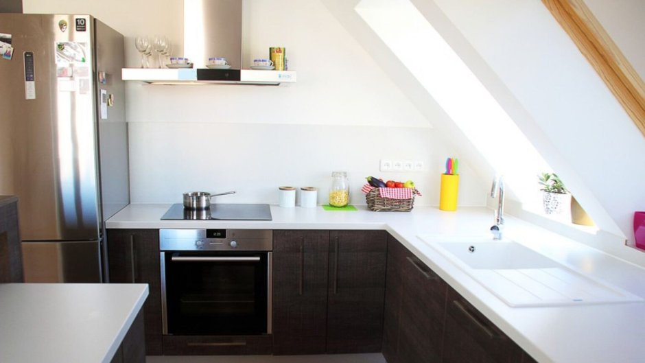 Кухня со скошенным углом