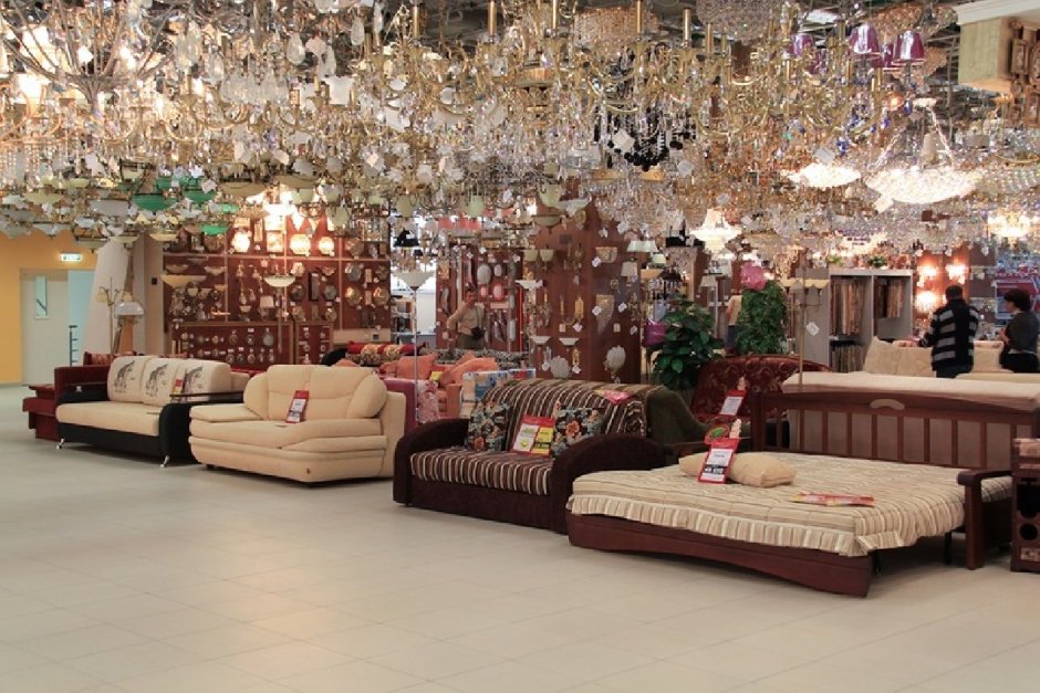 Мебельный магазин с люстрами