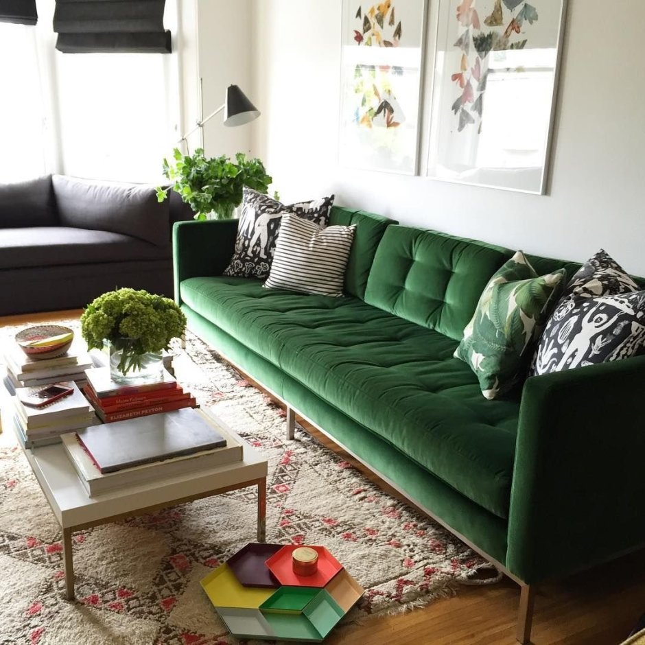 Подушки на зеленый диван в интерьере
