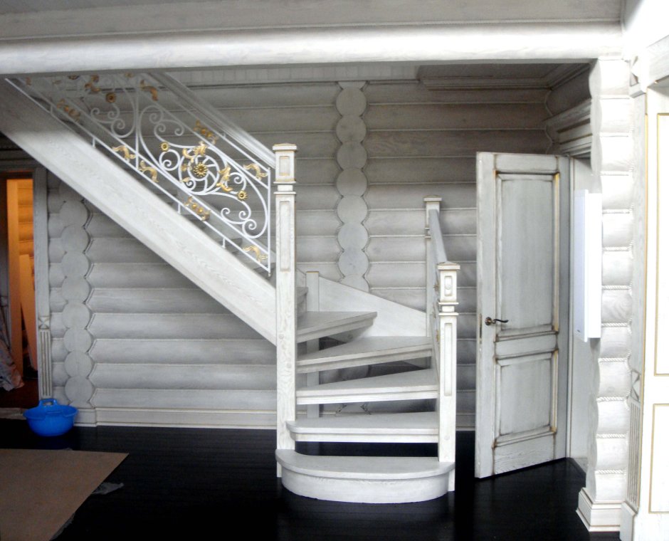 Белая деревянная лестница в доме
