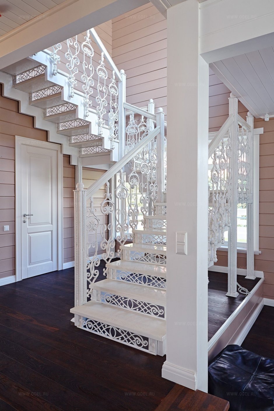 Серая лестница в деревянном доме