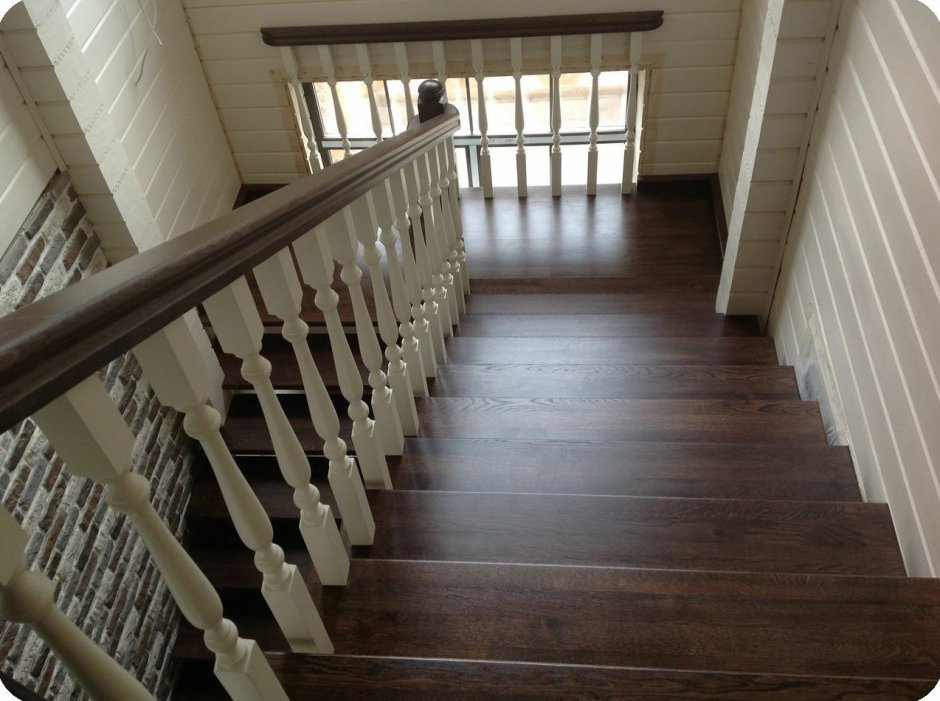 Крашеная вагонка на лестнице