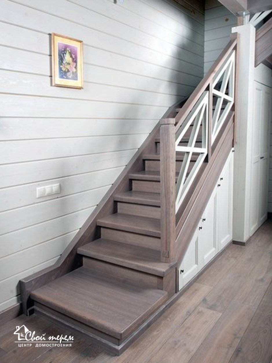 Деревянная лестница серого цвета