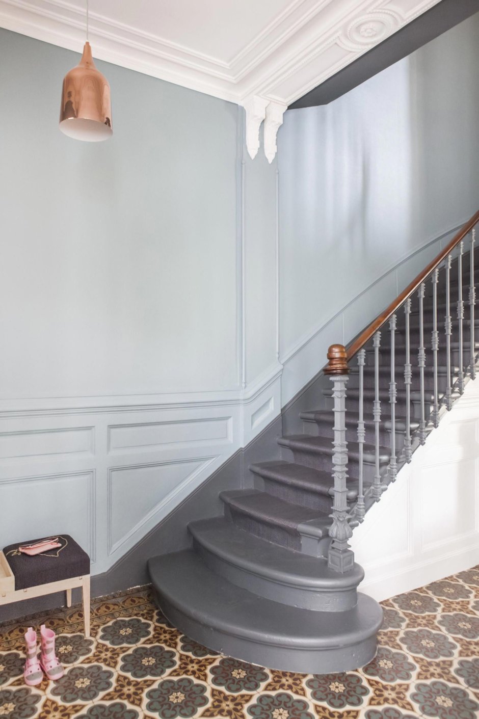 Деревянная лестница в деревянном доме