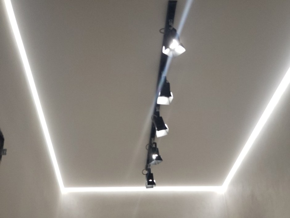 Парящий потолок с трековыми светильниками