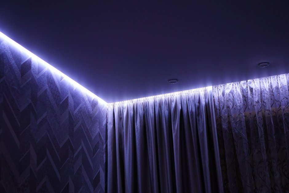 Двухуровневые потолки со световыми линиями