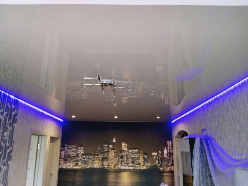 Парящий потолок с подсветкой в ванной