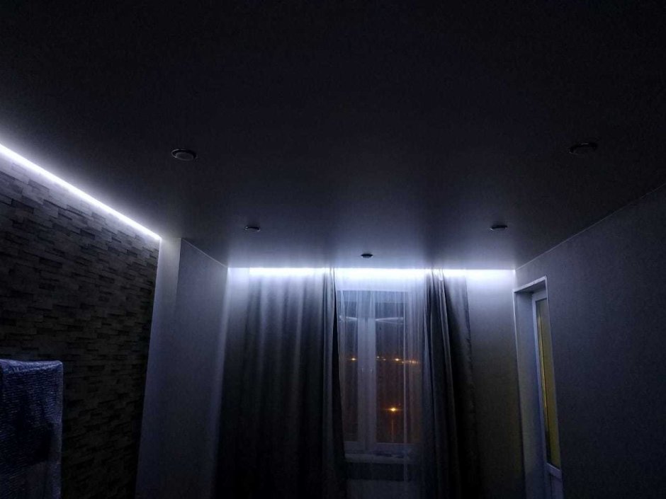 Глянцевый натяжной потолок с подсветкой