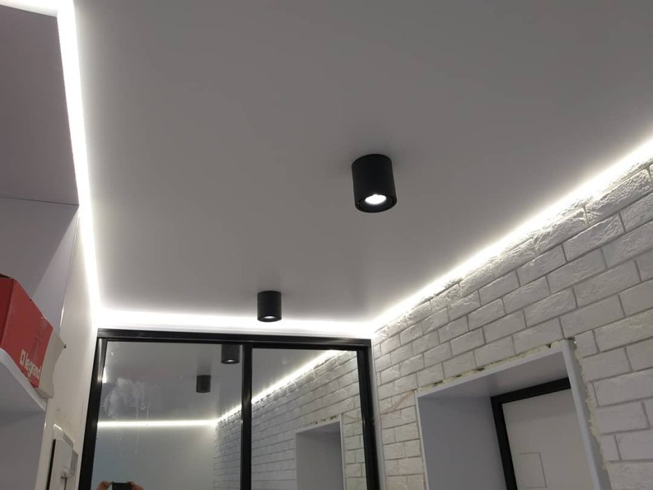 Парящий потолок с подсветкой