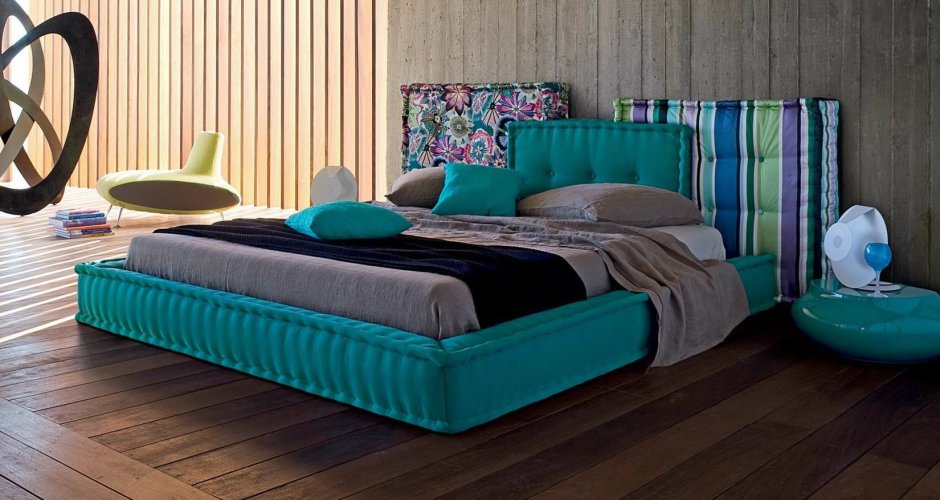 Разноцветная кровать