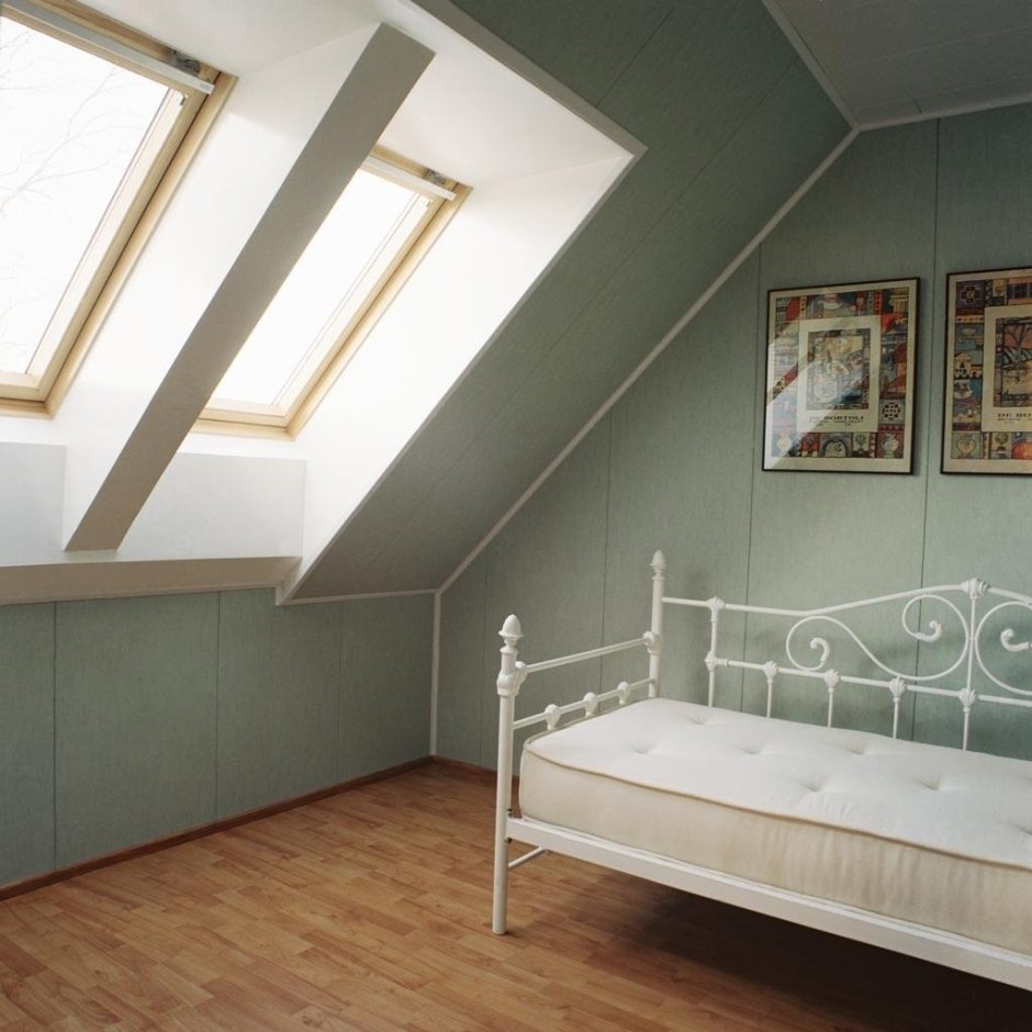 Плинтус на мансардном потолке