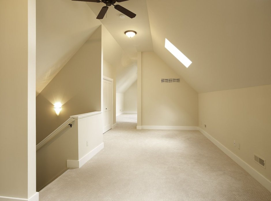 Потолочный плинтус в интерьере спальни