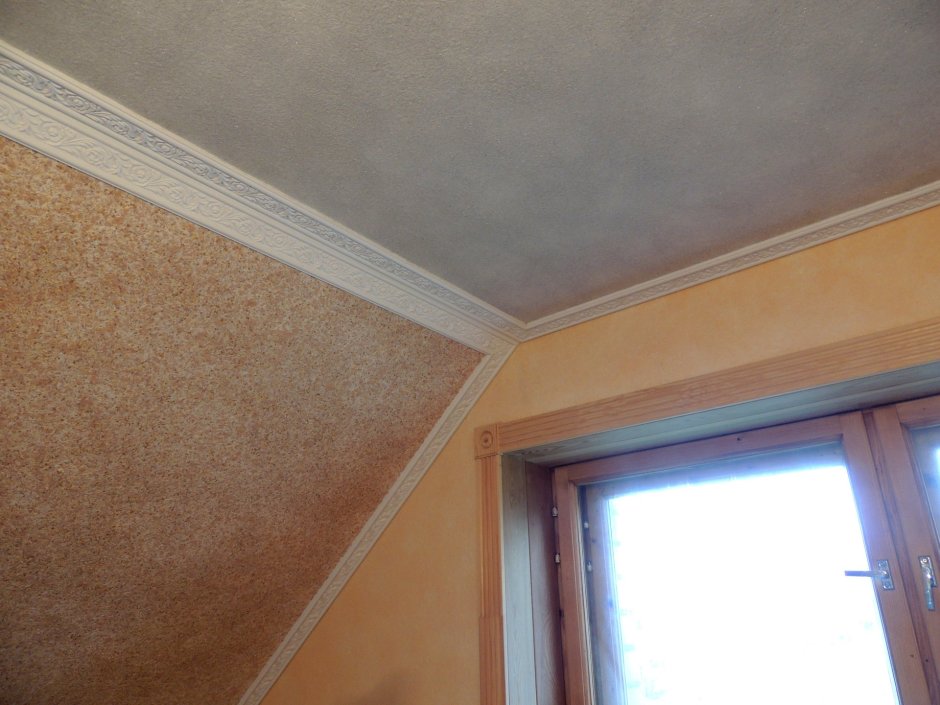 Потолочный плинтус на мансарде