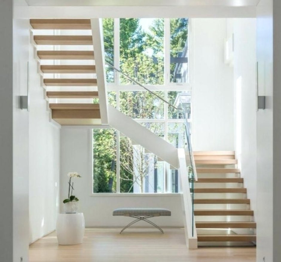 Окно на современной лестнице