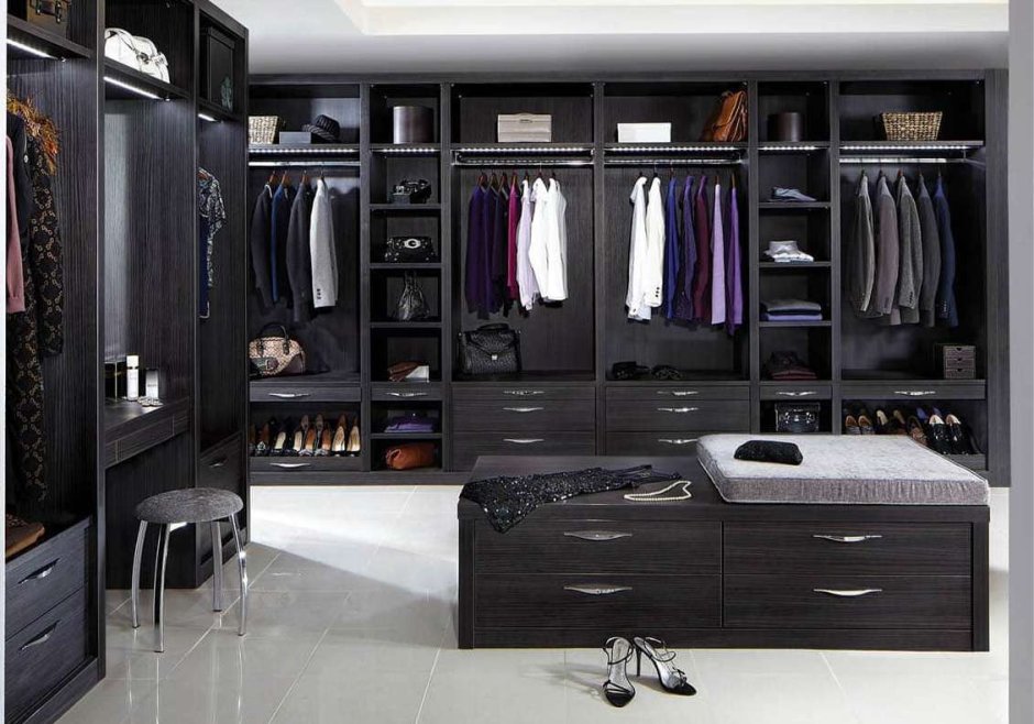 Черный встроенный шкаф