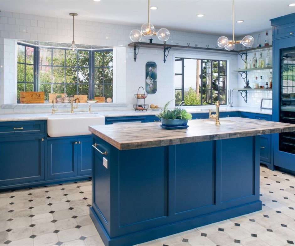 Синяя деревянная кухня