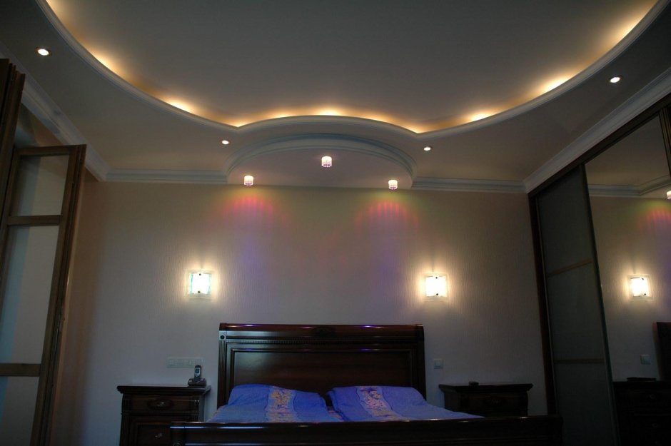 Натяжные потолки в спальне с подсветкой многоуровневые