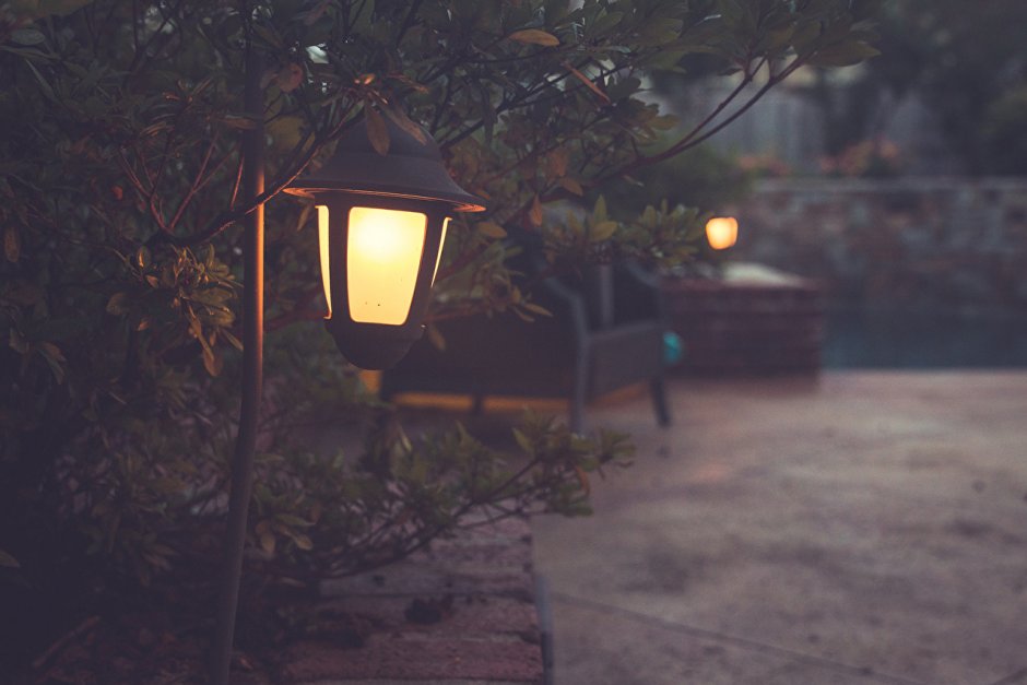 Уличный фонарь ночью