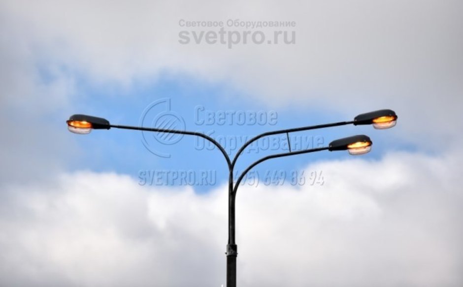 Уличный фонарь на дороге