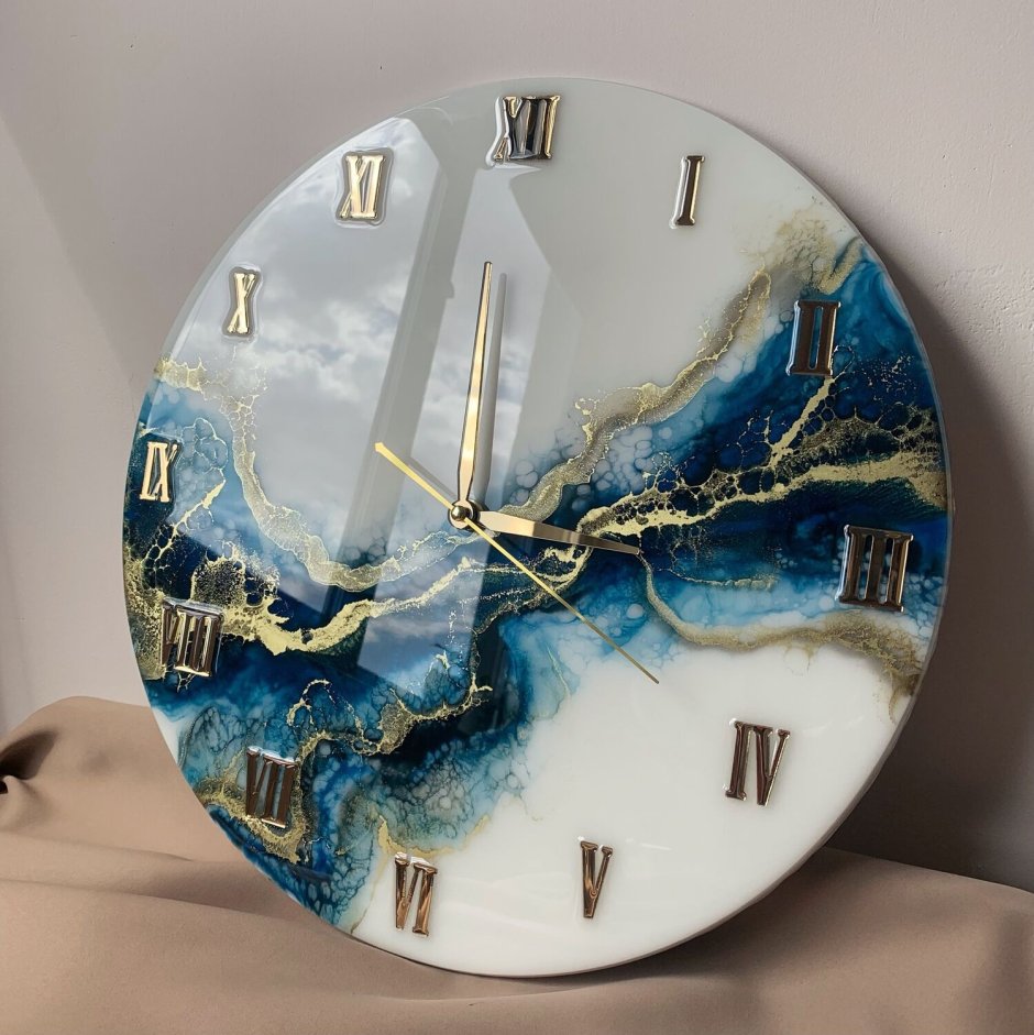 Часы. Настенные деревянные. С. эпоксидкой