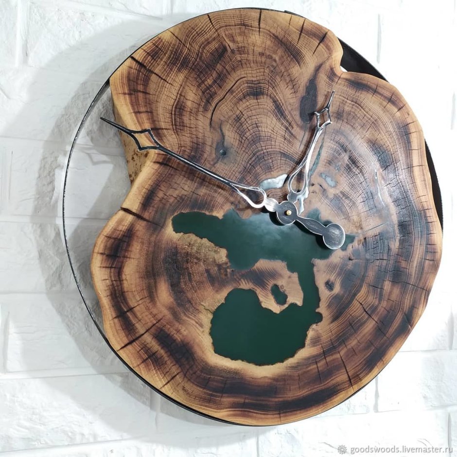 Часы из эпоксидной смолы в розовых тонах