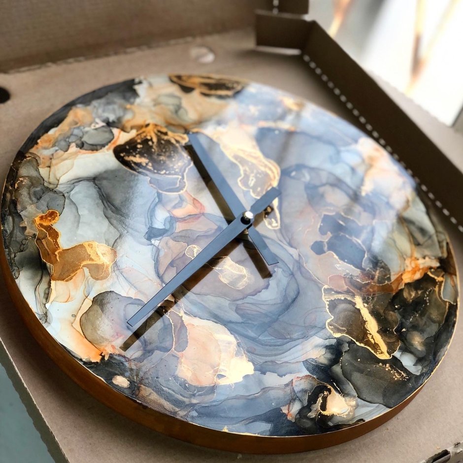 Часы из смолы